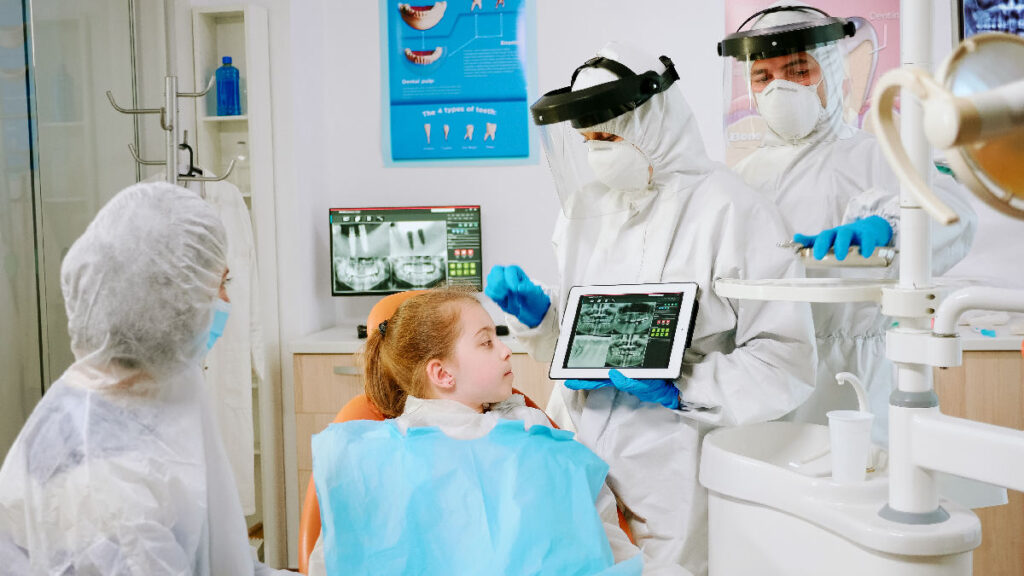 Üsküdar'da bir diş kliniğinde implant öncesi yapılan 3D çene kemiği ölçümü ve planlama aşaması.